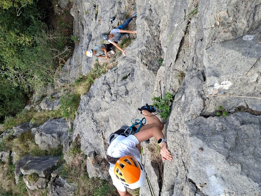 Escalada deportiva para mujeres*. Formación de iniciación.